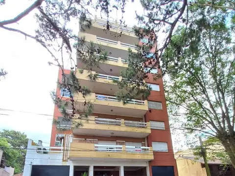 Departamento 2amb con balcón terraza y cochera cubierta  y  gas  natural 