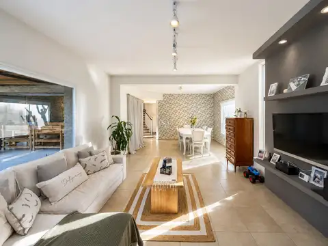 Casa 5 ambientes con 3 baños