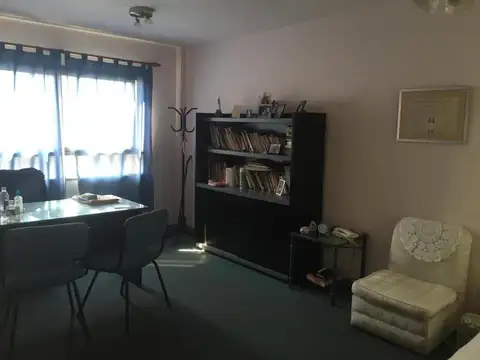 Consultorio al frente. Apto profesional. Auditorio. Recepcionista