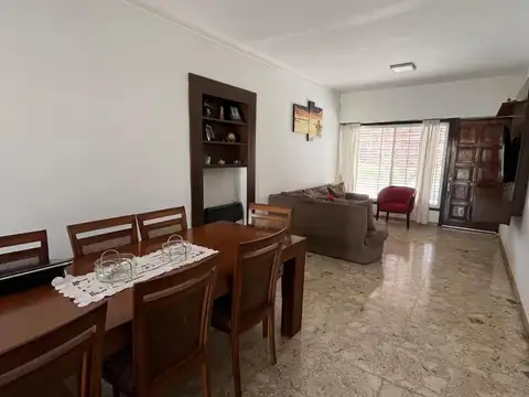 Casa 7 ambientes con 2 baños