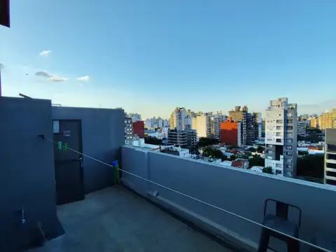 Dpto de 2 dormitorios frente a la plaza Libertad