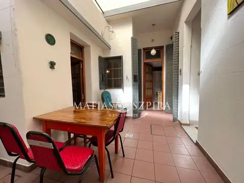 INMEJORABLE CASA DE 236 Mts. con Cochera y Local comercial