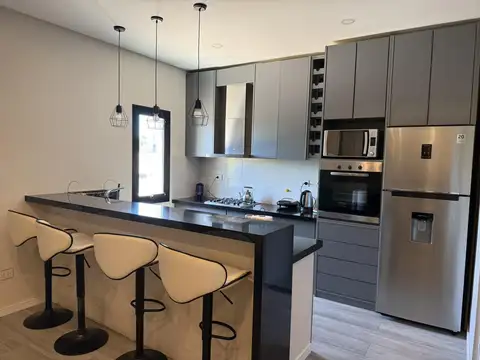 Casa 6 ambientes con 4 baños