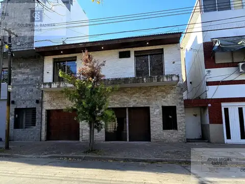 CASA 4 AMBIENTES COCHERA TERRAZA PATIO