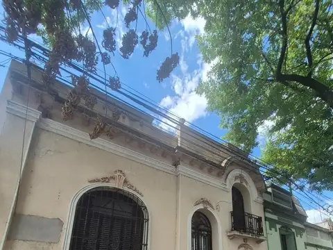 Casa en España y Hospitales - Apto Credito - Amplio Patio central