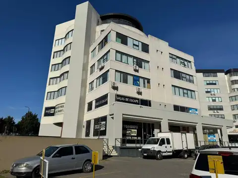 Venta Local Comercial en Esquina c/17 cocheras.-