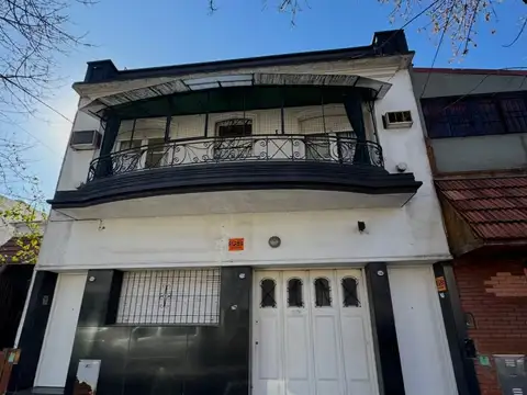 Excelente PH en primer piso por escalera, de 4 ambientes con balcón, quincho y terraza.