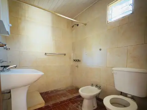 CASA EN VENTA, 2 DORM, A METROS DE LA PLAZA, 240METROS