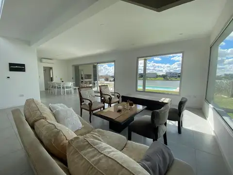 Casa en Alquiler con 5 cocheras