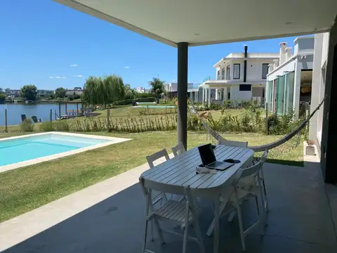 Casa 4 ambientes con 3 baños