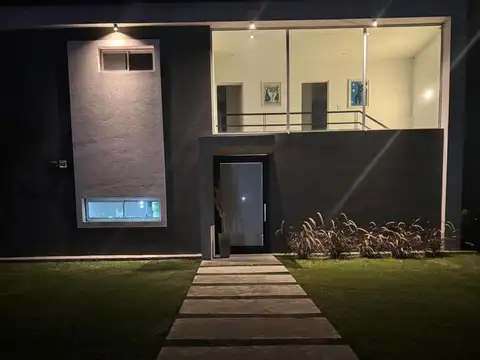 Casa al lago en San Sebastian, Area 5  / 3 dormitorios/ 193 m2 construidos