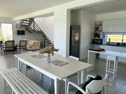 Casa 4 ambientes con 3 baños