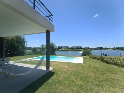 Casa en Alquiler con 5 cocheras