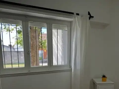 Alquiler 12 meses casa 4 ambientes en Miramar. Barrio Las Palmas