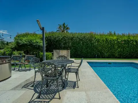 Casa en Venta en Abril Club de Campo – Frente al golf.