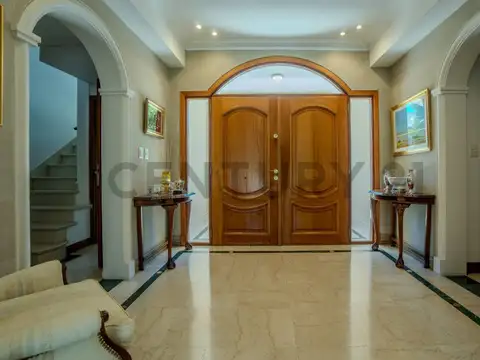 Casa en Venta en Abril Club de Campo – Frente al golf.