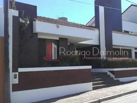ALQUILO - VENDO. Casa en calle 25 de Mayo 934/936. Concordia