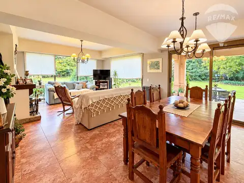 Casa en Venta con 3 cocheras