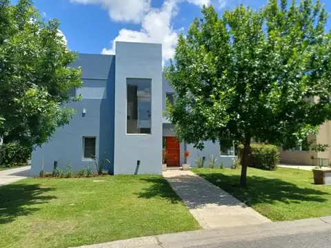 Casa de 8 ambientes vista al lago, alquiler anual.