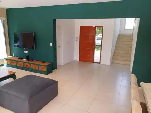 Casa de 8 ambientes vista al lago, alquiler anual.
