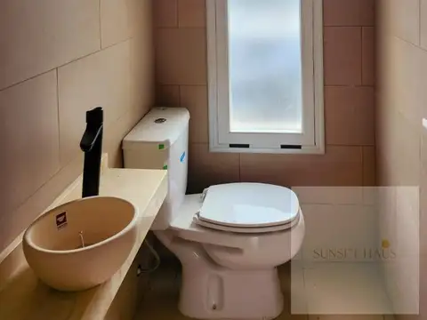 Casa en Alquiler con 2 cocheras