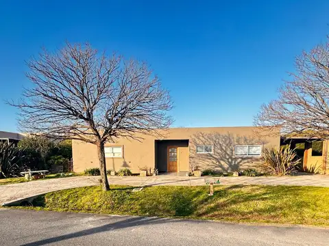 SANTA ISABEL  ETAPA 1 -CASA C/ PILETA 3 DORM. USD 139.800.-