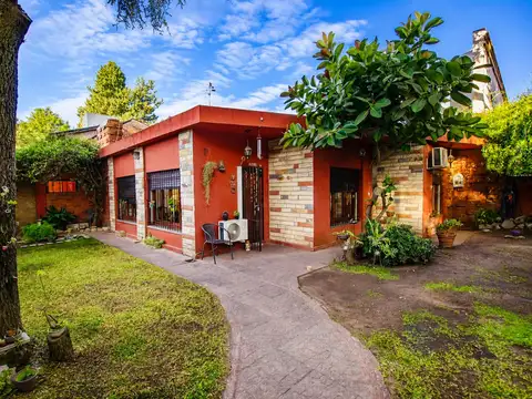 CASA EN VENTA BURZACO EXCELENTE UBICACION