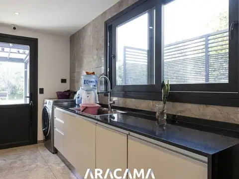 Casa 7 ambientes con 10 baños