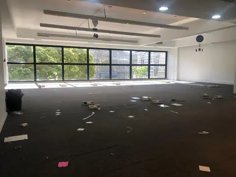 Excelente Oficina de planta libre dividida -Con una cochera