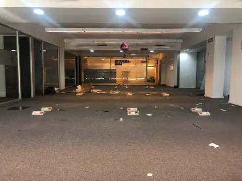Excelente Oficina de planta libre dividida -Con una cochera