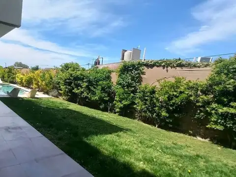 Casa en Alquiler con 2 cocheras