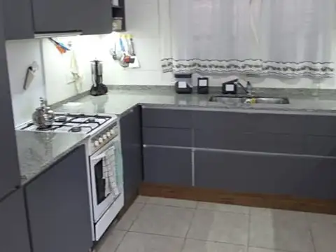 Casa 6 ambientes con 2 baños