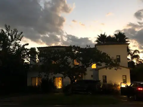 Casa 4 ambientes con 3 baños