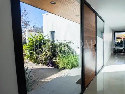 Casa 5 ambientes con 4 baños
