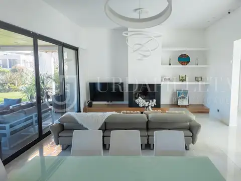 Casa en Venta con 6 cocheras