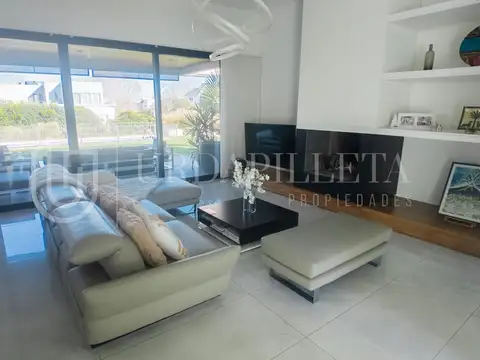 Casa en Venta con 6 cocheras