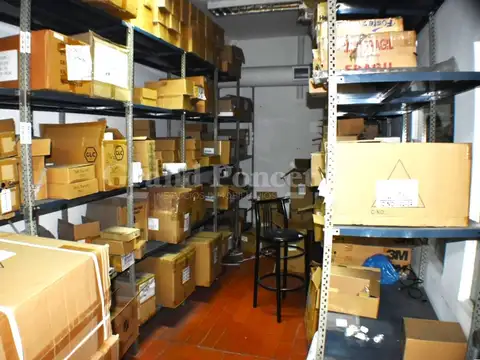 Edificio de 3 Plantas con Garage