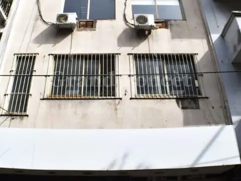 Edificio de 3 Plantas con Garage