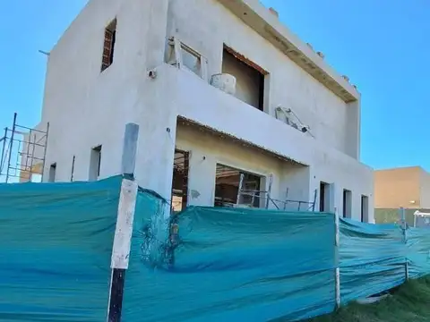 Casa en Venta con 3 cocheras