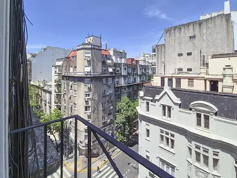 Dos ambientes con balcón en Recoleta. Luz y sol. Piso alto