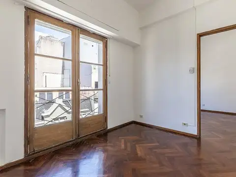 Dos ambientes con balcón en Recoleta. Luz y sol. Piso alto