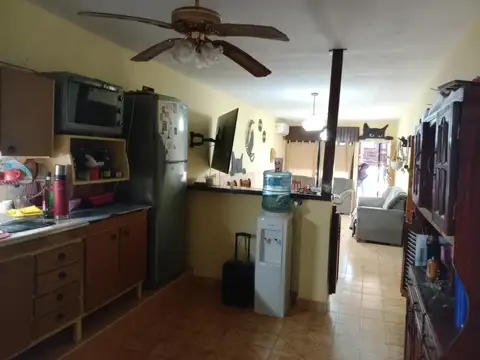 Casa 6 ambientes con 2 baños