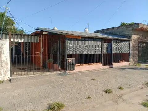 Casa 6 ambientes con 2 baños