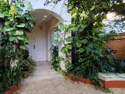 Casa 9 ambientes con 3 baños