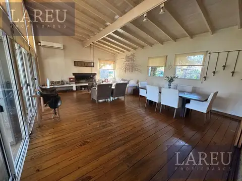 Casa 6 ambientes con 2 baños