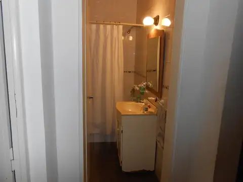 Echesortu, casa al frente, 2 dormitorios, 70 m2, terraza con quincho.-