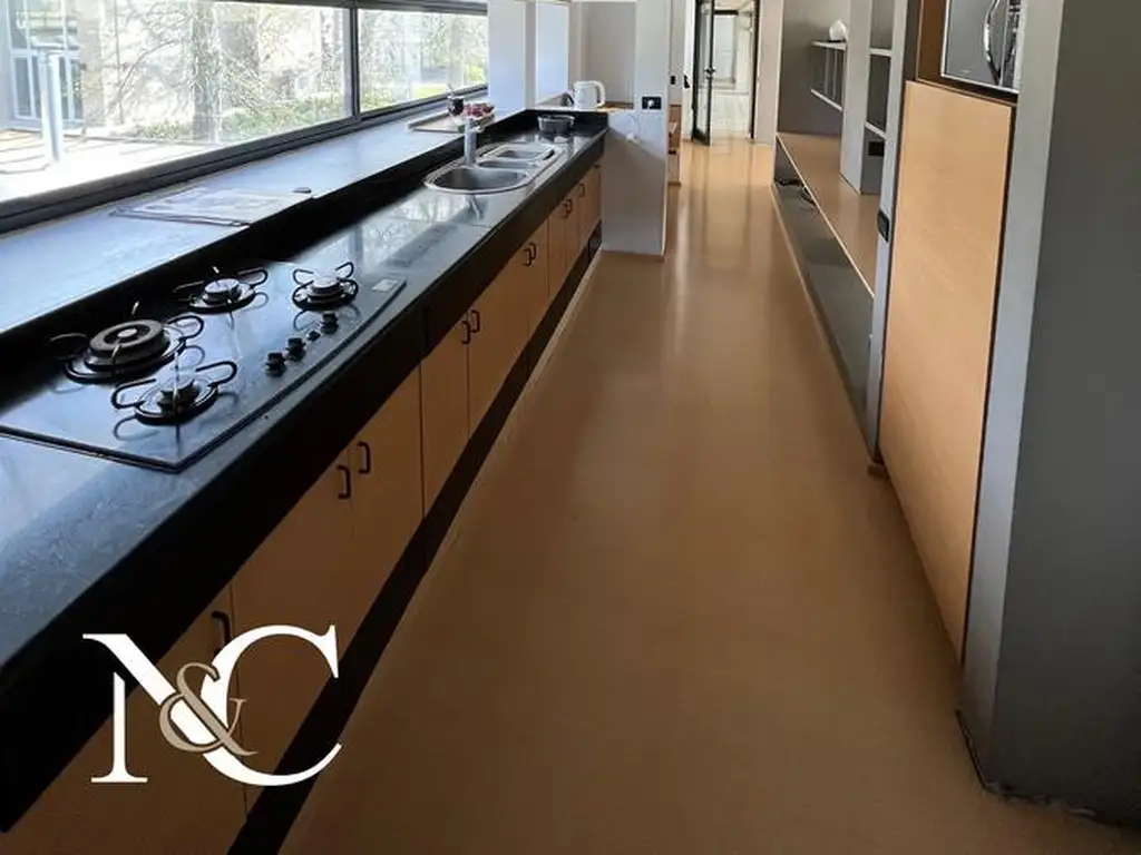 Casa - 450  m² Cubierta | 4 dormitorios | 14 años | 5 baños | 5 ambientes | 5 cocheras