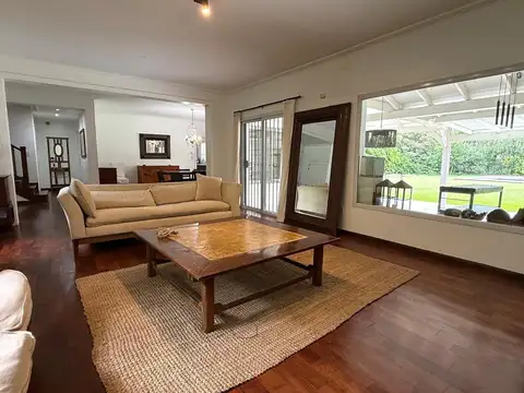 Casa en Alquiler con 2 cocheras