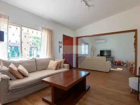 Casa en Alquiler con 2 cocheras
