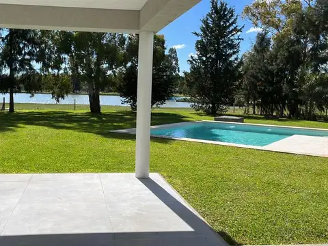 Casa en Alquiler con 2 cocheras